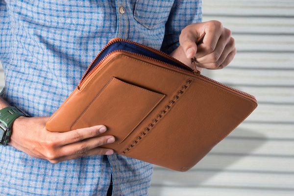 Pochette à main homme : le choix parfait pour chaque occasion